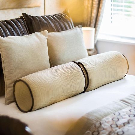 Worldhotels Distinctive Woughton House Hotel Milton Keynes Bagian luar foto