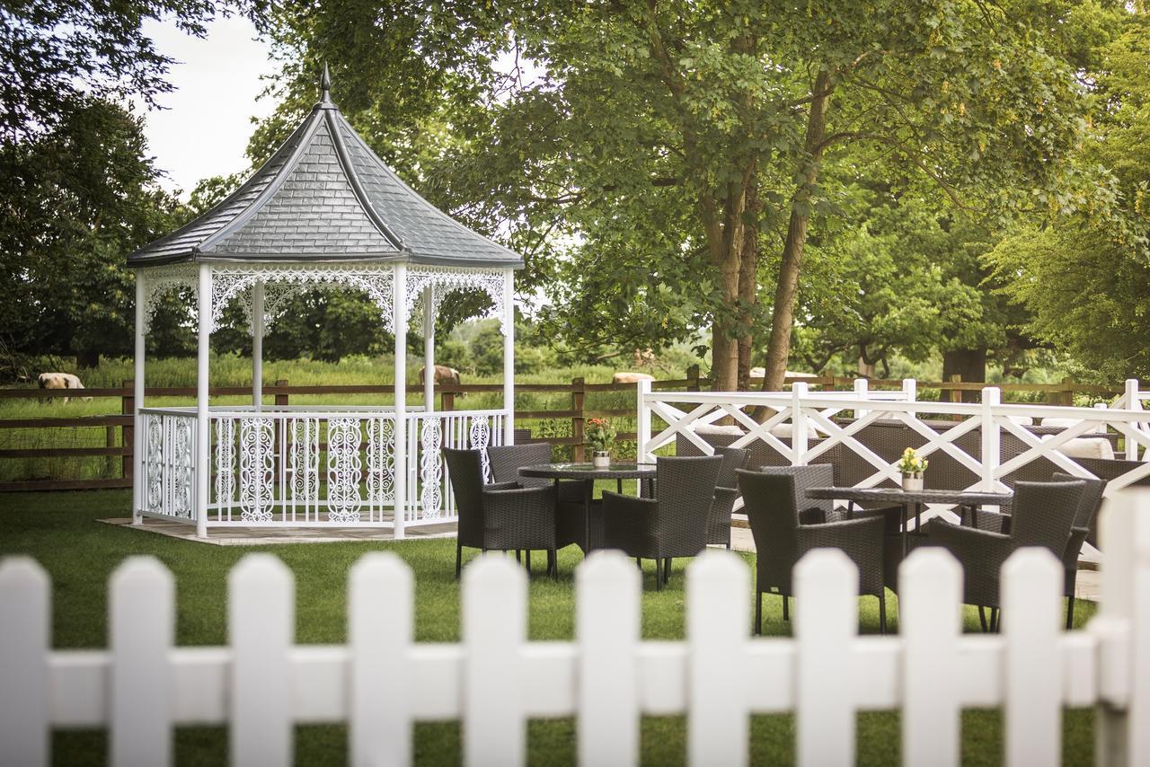 Worldhotels Distinctive Woughton House Hotel Milton Keynes Bagian luar foto