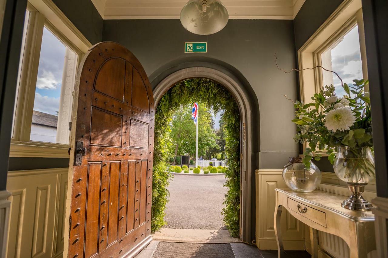 Worldhotels Distinctive Woughton House Hotel Milton Keynes Bagian luar foto