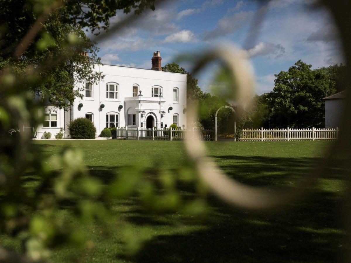 Worldhotels Distinctive Woughton House Hotel Milton Keynes Bagian luar foto