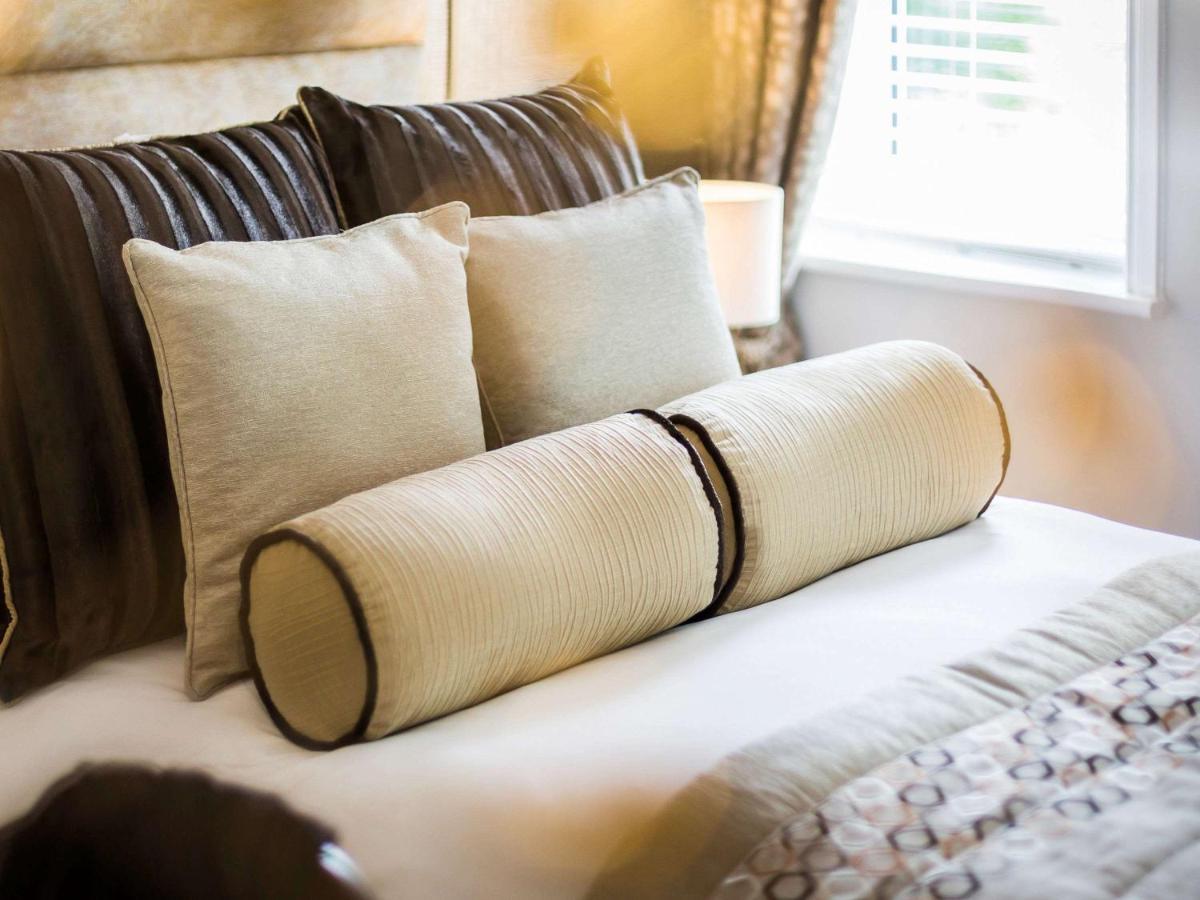 Worldhotels Distinctive Woughton House Hotel Milton Keynes Bagian luar foto